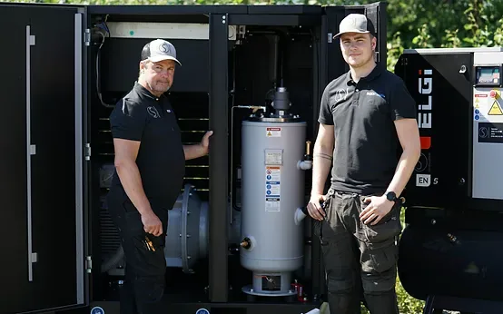 Nordsystems tekniker vid en ELGi-kompressor ute hos kund